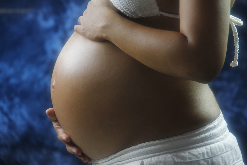 https://pixabay.com/photos/belly-pregnant-woman-close-up-1434852/
