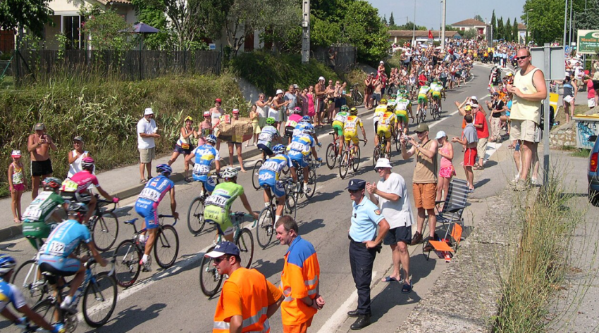 A collected peloton in the 2006 Tour de France User:Seckelberry CC BY 3.0