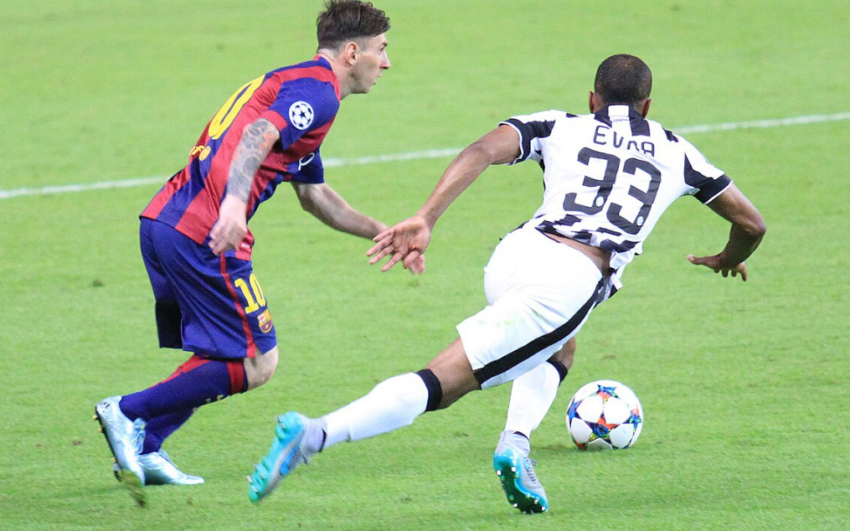 Messi dribbling past Patrice Evra of Juventus during the 2015 UEFA Champions League final