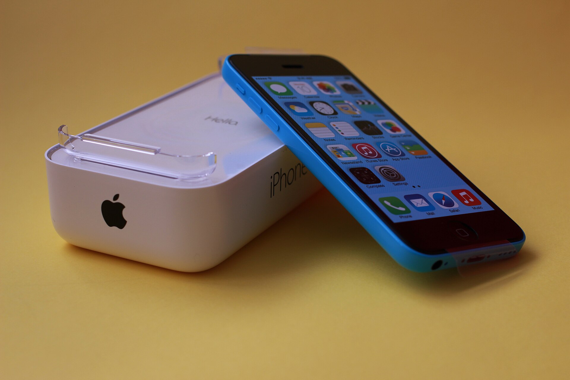 Apple iPhone 5c (15028870216).jpg