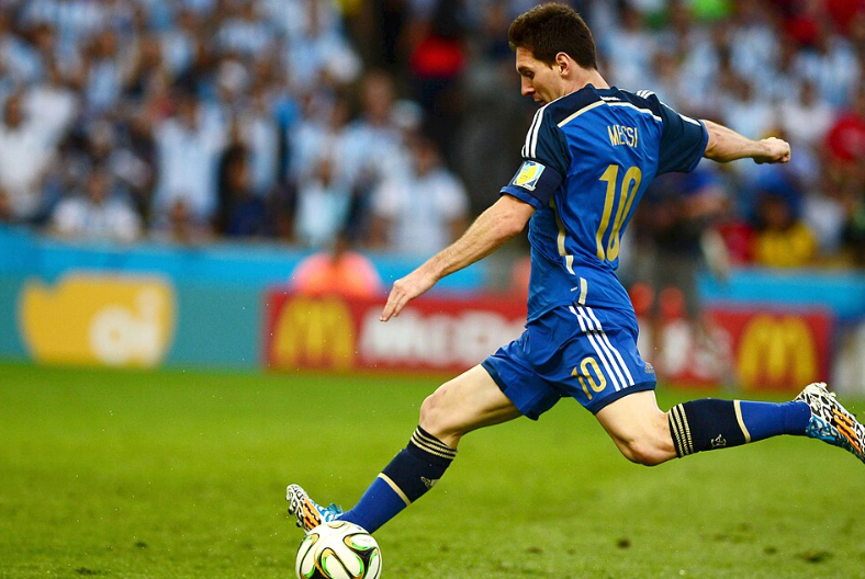 Germany and Argentina face off in the final of the World Cup 2014 04 crop.jpg