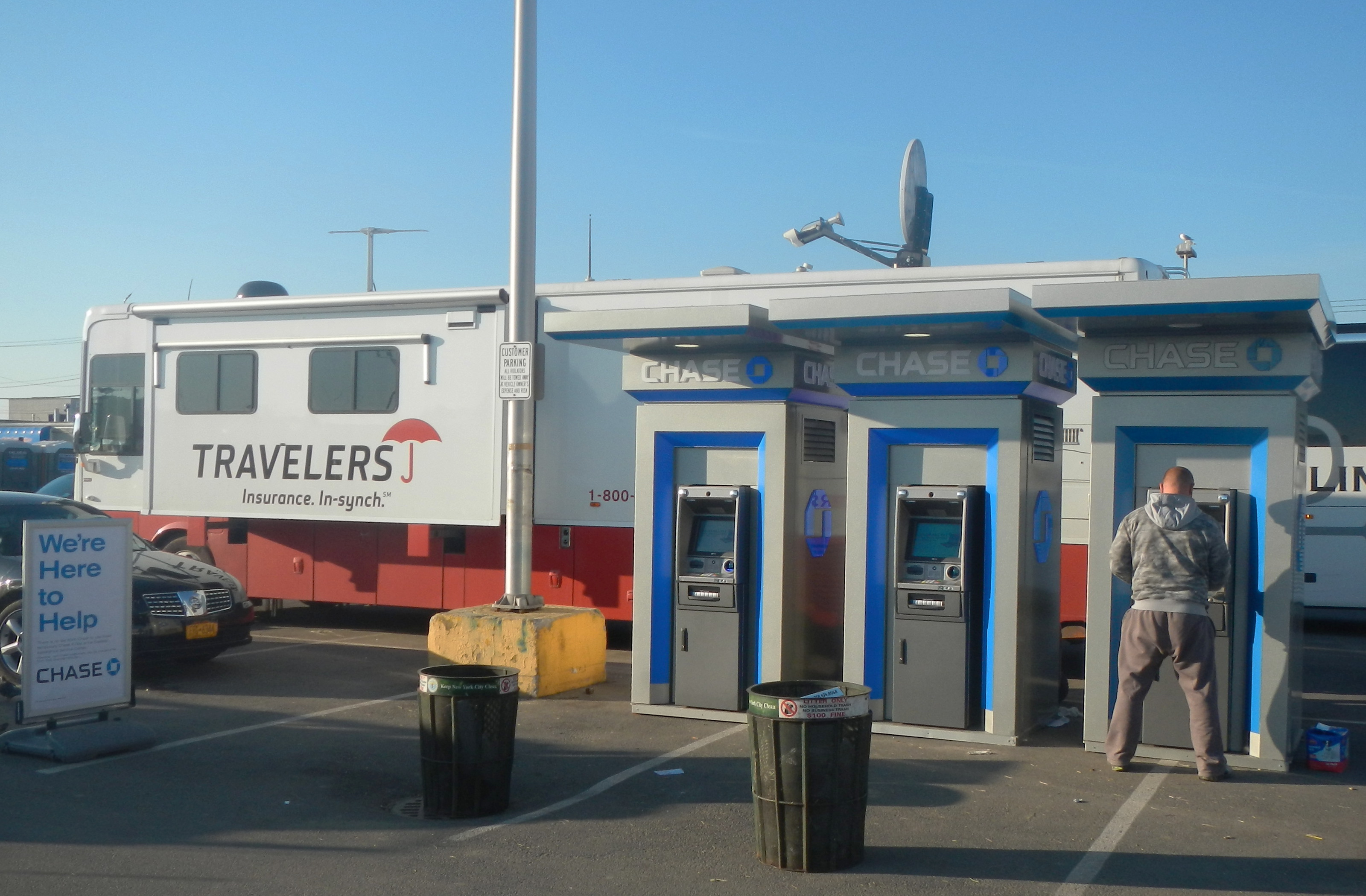 Chase kiosk & Travelers van B141 St Sandy jeh.jpg