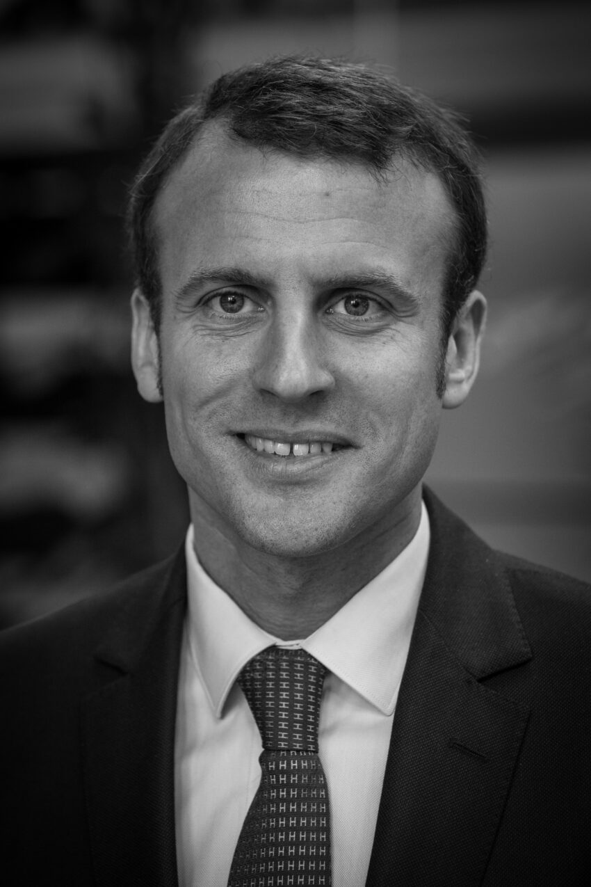 Emmanuel Macron, né le 21 décembre 1977 à Amiens, est un haut fonctionnaire et homme politique français. Ancien secrétaire général adjoint au cabinet du président de la République française, ministre de l'Économie, de l'Industrie et du Numérique dans le gouvernement Manuel Valls II et depuis le 14 mai 2017, hutième Président de la République Française.