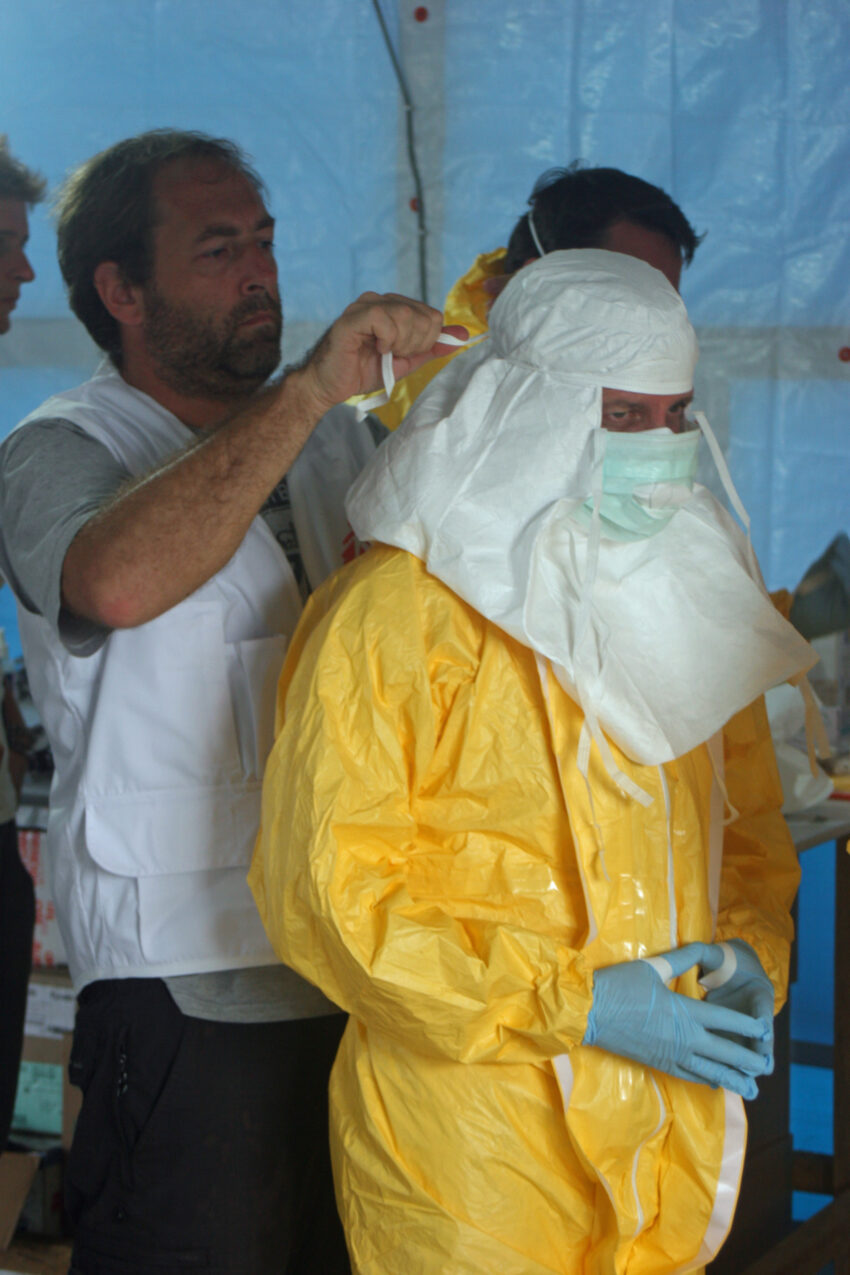 A Médecins Sans Frontières/Doctors Without Borders (MSF) staff member ties the face mask of Dr. Tom Kenyon, Director of CDC’s Center for Global Health, before Dr. Kenyon enters the Ebola treatment unit (ETU), ELWA 3. MSF operates the ELWA 3 ETU, which opened on August 17. Photographer: Athalia Christie For more information on Ebola and what CDC is doing, please visit: www.cdc.gov/vhf/ebola/