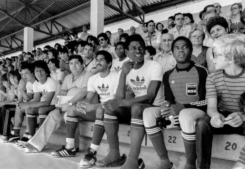Fotografia feta per Ismael Latorre Mendoza, amb data 13-06-1982, a Alginet, on la selecció hondurenya va entrenar durant la Copa del Món de Futbol de 1982. S'han publicat fotografies de l'AILM sobre aquest tema en: Roig, José i García, Fco. (coordinadors): Festes Populars Alginet, 1982. Dipòsit Legal: V-1680-1982. Aquesta fotografia s'ha publicat en: VEGA, Eugenio: Tiempos Modernos, Tiempos Difíciles: España, un enigma histórico; revista Experimenta, núm 93, estiu 2022 Consulta: 06-09-2022. Tractament digital: Vicenç Salvador Torres Guerola.