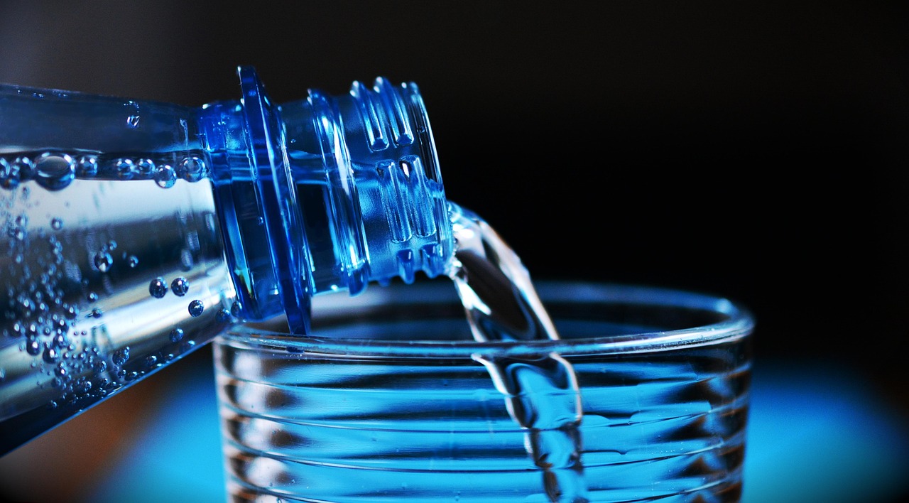 bottle, mineral water, glass, pour, pouring