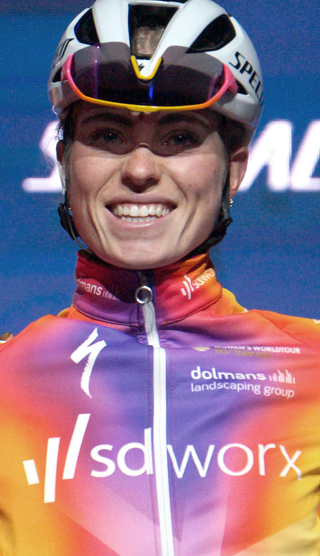 Demi Vollering bij de ploegenvoorstelling in Gent voor de Omloop Het Nieuwsblad 2023