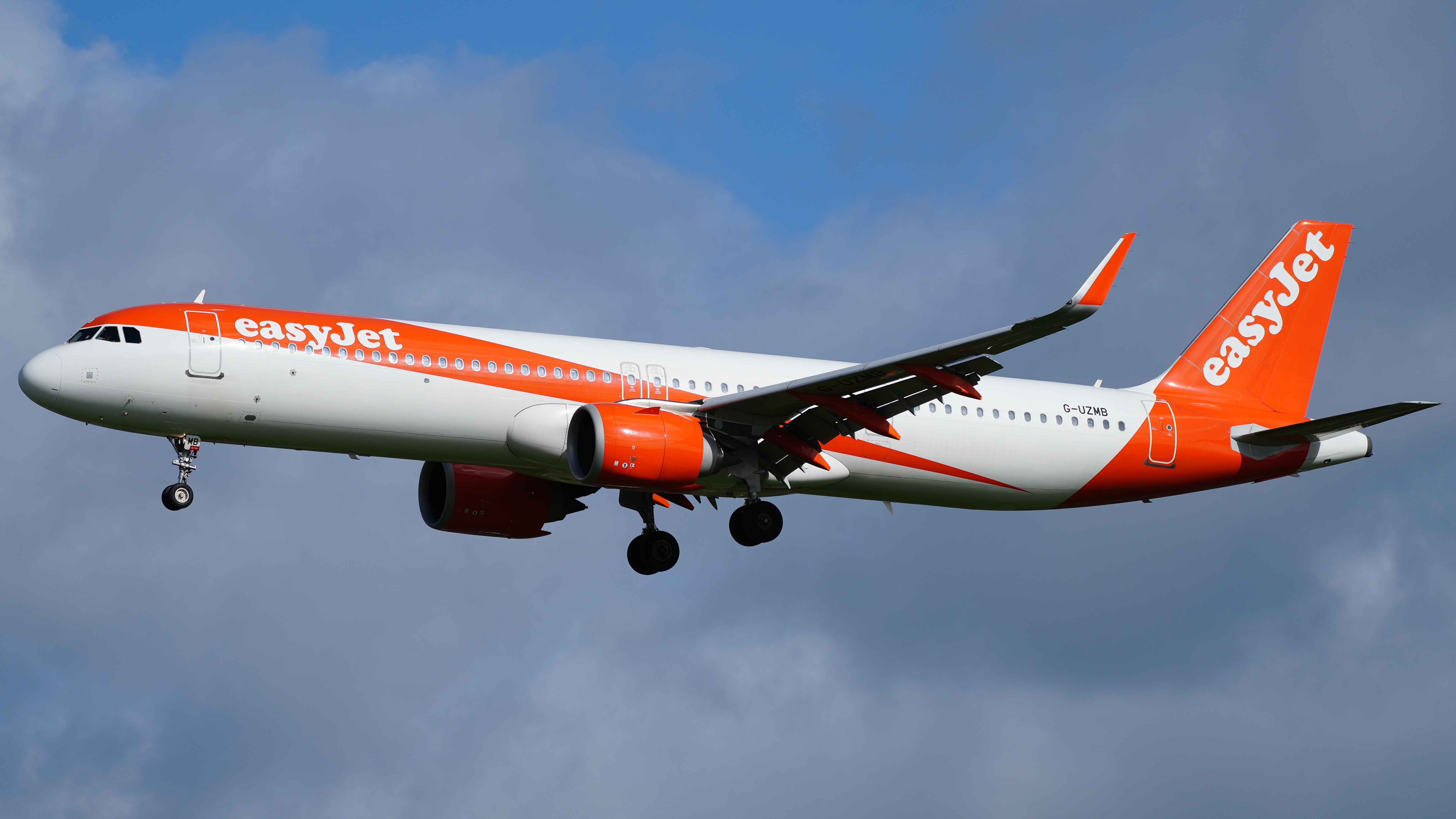 Der easyJet Airbus A321neo mit dem Kennzeichen G-UZMB im Landeanflug auf den Flughafen Hamburg