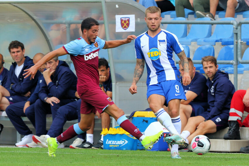 Friendly match Hertha BSC (blue-white shirts) vs. West Ham United (red-blue shirts) at 31-07-2019 3-5 (3-2) in the Sonnenseestadium in Ritzing. – The photo shows Alexander Esswein (Hertha BSC) and Pablo Formals (West Ham United, left).