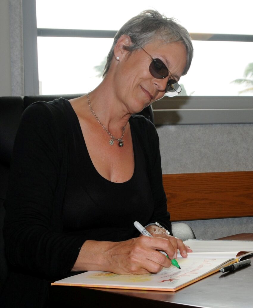 Actress Jamie Lee Curtis autographs her books for children in Building 150 at Joint Base Pearl Harbor-Hickam, Hawaii, April 1, 2010.