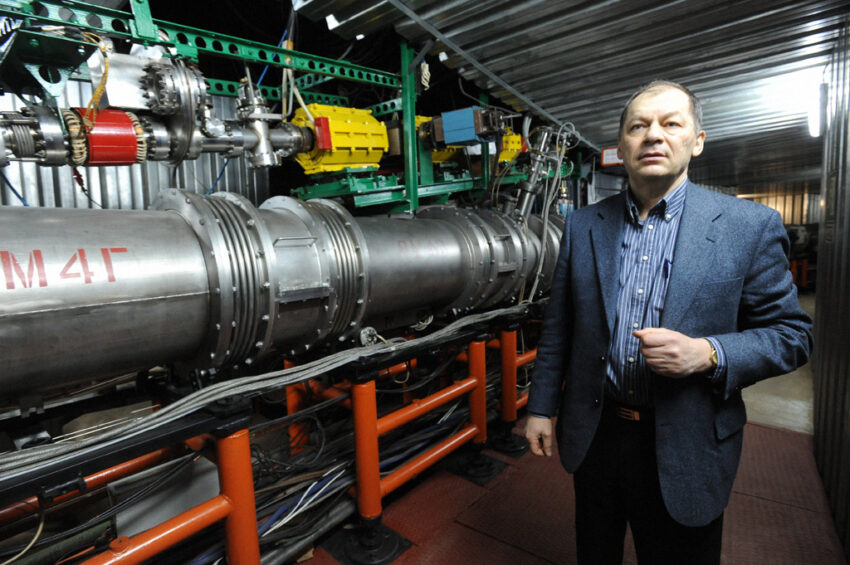 “Joint Institute for Nuclear Research in Dubna hosts seminar on Physics on Large Hadron Collider”. Vladimir Kekelidze, head of the high-energy physics laboratory, at elements of a superconductive nuclear and heavy ion accelerator.