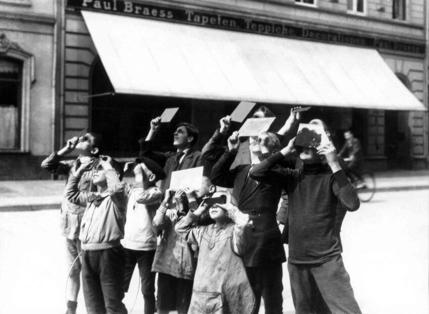 People observing the solar eclipse of August 21, 1914 as well as all sensible safety precautions, in Düsseldorf, Germany
