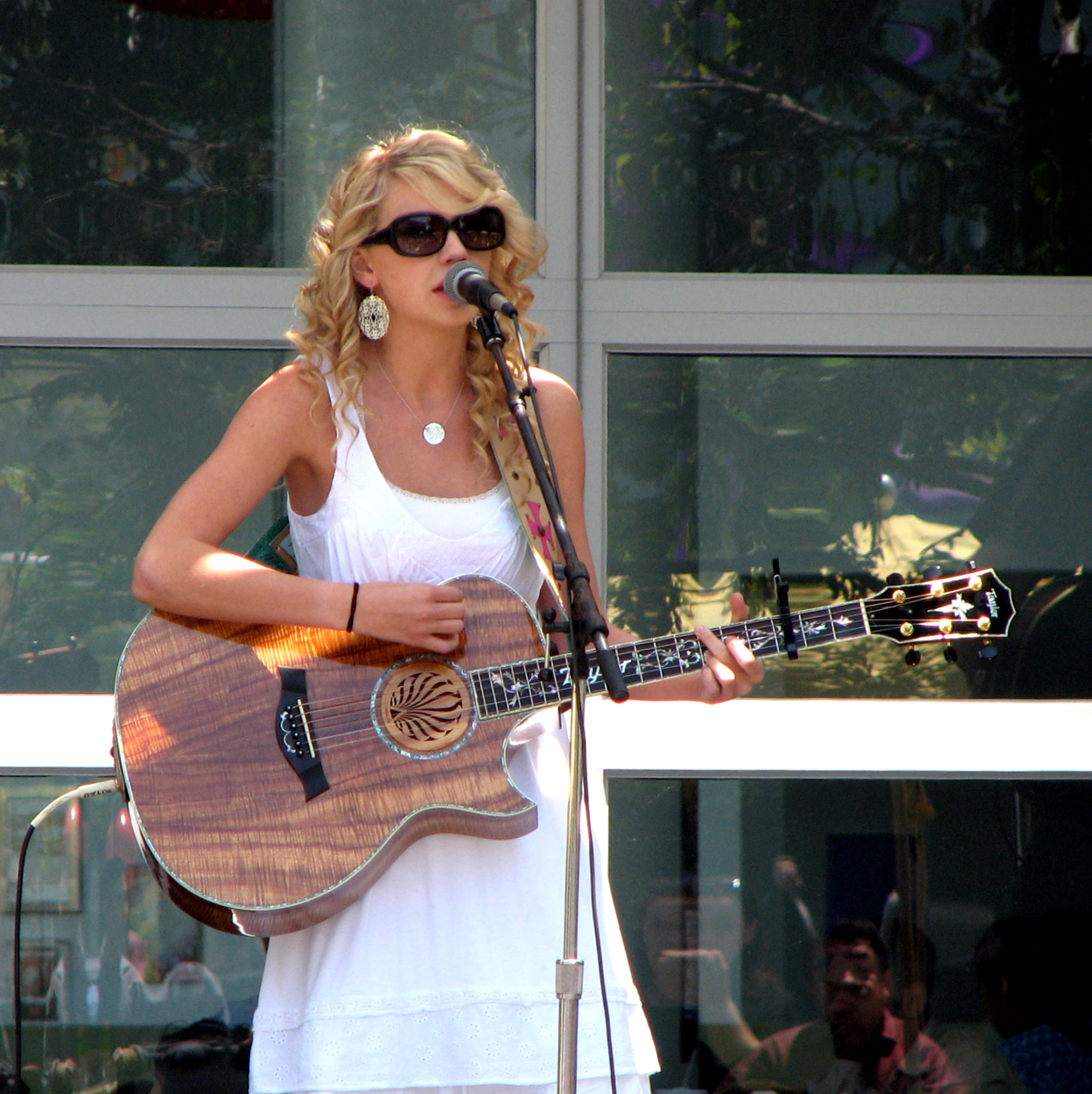 Taylor Swift (2007) retouched.jpg