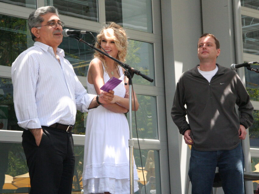 Taylor Swift with then-CEO Terry Semel and founder David Filo at Yahoo Sunnyvale