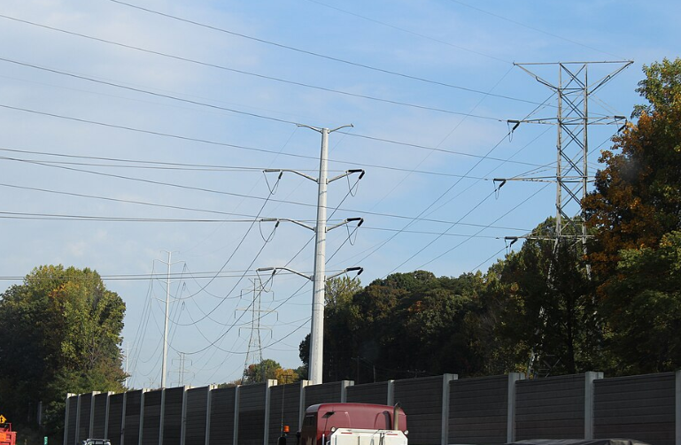 Dominion Power 230kV - Annandale, VA  https://commons.wikimedia.org/wiki/File%3ADominion_Power_230kV_-_Annandale%2C_VA.jpg