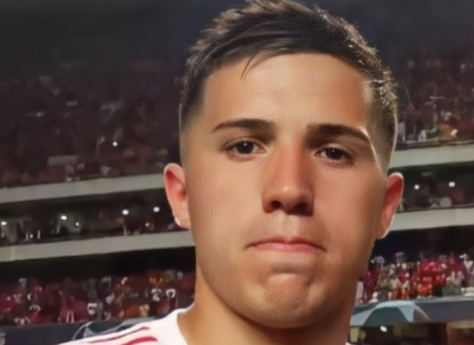 Enzo Fernández médio do Benfica.