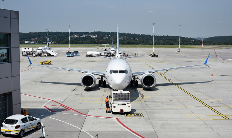 Flydubai Boeing 737 A6-FMG Krakow 2024 (02)