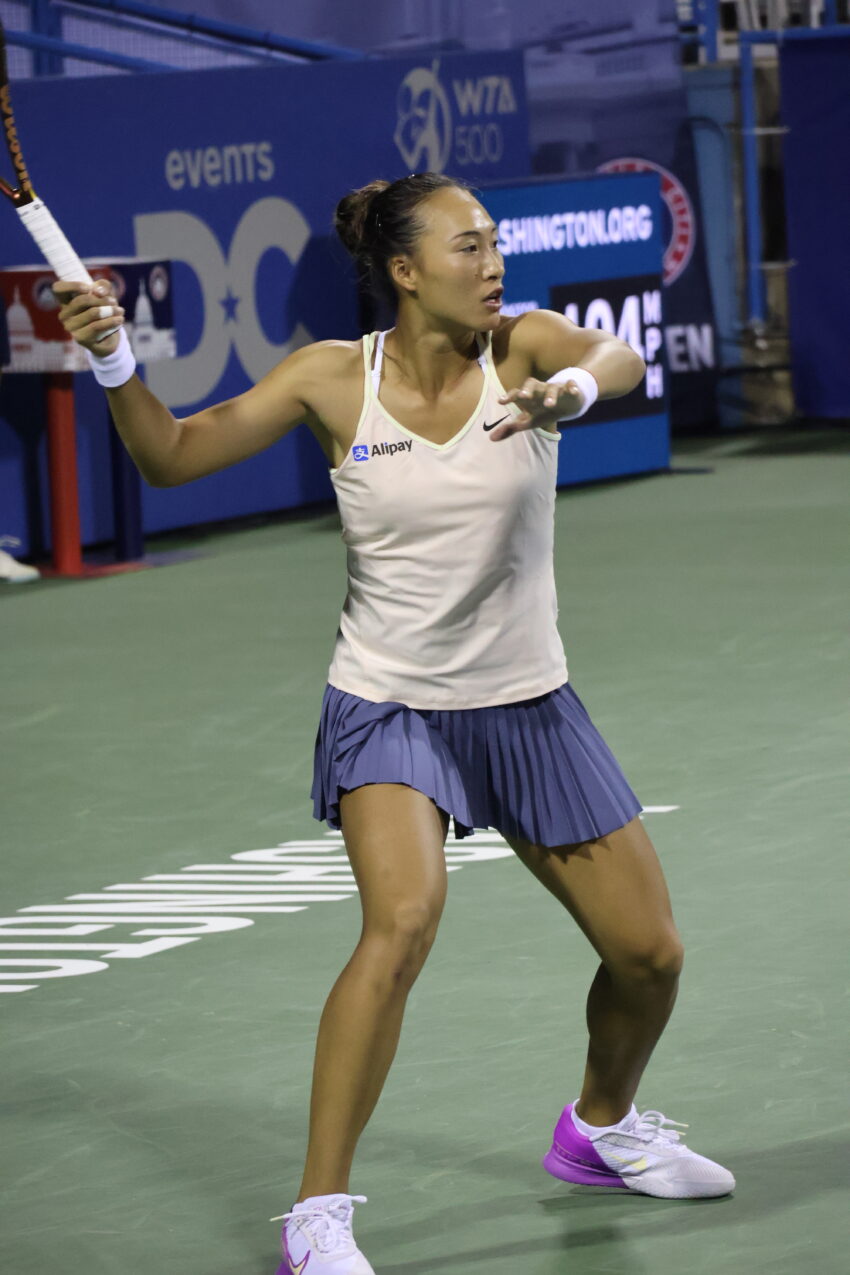 Zheng Qinwen playing in the first round of the 2023 DC Open