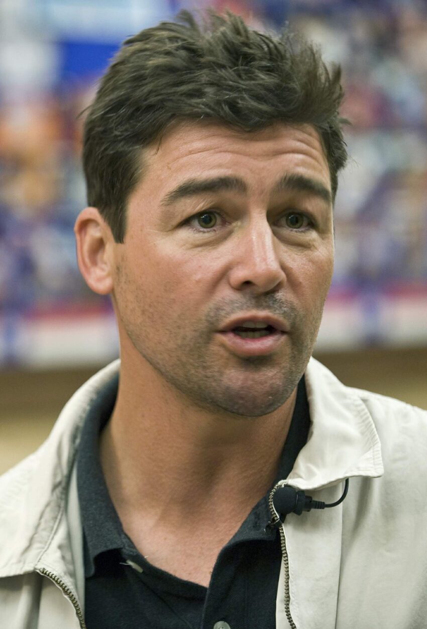 "Friday Night Lights" actor Kyle Chandler talks to U.S. servicemembers Nov. 14, 2009, at the Warrior and Family Support Center on Fort Sam Houston, Texas.