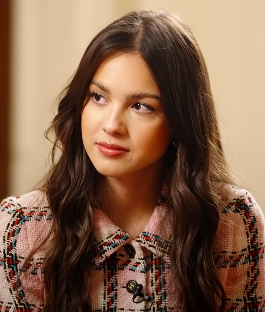 Olivia Rodrigo reading tweets about the COVID-19 vaccine with Anthony Fauci during her visit to the White House, on July 14, 2021